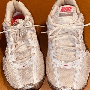 Nike women sneakers Reax look at pictures